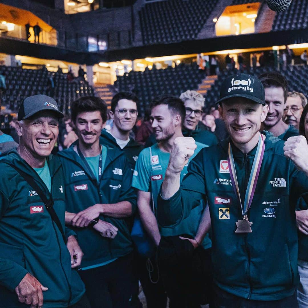 ヤコブ・シューベルトさんのインスタグラム写真 - (ヤコブ・シューベルトInstagram)「LEAD WORLD CHAMPION 🤯 Climbing in front of this crowd felt amazing and I was able to fight hard thanks to all the cheers 🙏  I felt in my best Lead shape ever coming to Bern but I still knew everything had to go my way to defend the title since the field seems more stacked than ever. I barely came out ahead of the super talent @anraku_sorato and longtime friend @alexandermegos who completed the podium which made me extra happy 😊 It‘s my 5th gold medal at World Championships since my first one in 2011 and it's moments like this that you work your ass off for and will stay with you forever! A big thank you goes out to everyone who helped me to make this dream come true once again!  But this event is far from over, the most important comp -the Olympic Combined- is coming up! Keep going 🙏🔥💪🏻 • • Photos by @lenadrapella and @vladek_zumr  • @mammut_swiss1862 @gloryfy_unbreakable @raiffeisentirol @subaru_austria @lasportivagram @thecrag_worldwide  #worldchampion #ifscwch #berntoclimb #sportclimbing #climbing #athlete #competitionclimbing #climbingworldwide」8月7日 23時20分 - jakob.schubert