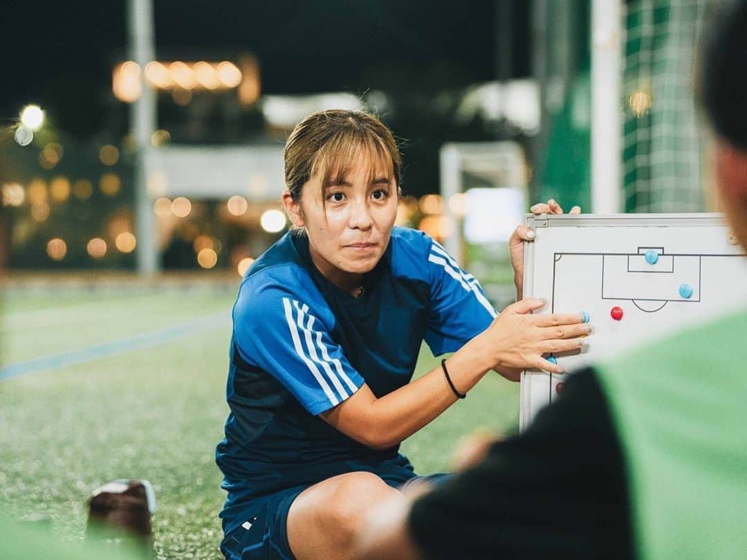 岩渕真奈さんのインスタグラム写真 - (岩渕真奈Instagram)「⚽️🇪🇸👧🏻 ⁡ 昨年に引き続き携わらせてもらっている スペインチャレンジセレクション🇪🇸✨ ⁡ 10月に行われるEast Mallorca  Girls Cupに 参加するためのセレクションを二回行いました！！！ ⁡ 夢を持つ、それを応援する！！！ キラキラした選手達とのいい時間でした⚽️ ⁡ 時にはキーパーになったり ちょっとコーチみたいに 教えちゃったりなんかしながらやりました👩‍🏫✨ ⁡ 楽しかったーーー🙌  #eastmallorcagirlscup」8月7日 23時22分 - iwabuchi.m_jp