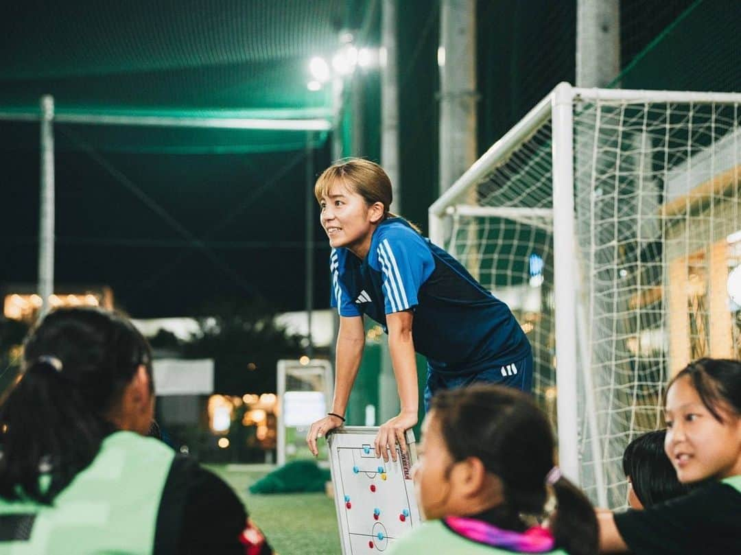 岩渕真奈のインスタグラム：「⚽️🇪🇸👧🏻 ⁡ 昨年に引き続き携わらせてもらっている スペインチャレンジセレクション🇪🇸✨ ⁡ 10月に行われるEast Mallorca  Girls Cupに 参加するためのセレクションを二回行いました！！！ ⁡ 夢を持つ、それを応援する！！！ キラキラした選手達とのいい時間でした⚽️ ⁡ 時にはキーパーになったり ちょっとコーチみたいに 教えちゃったりなんかしながらやりました👩‍🏫✨ ⁡ 楽しかったーーー🙌  #eastmallorcagirlscup」