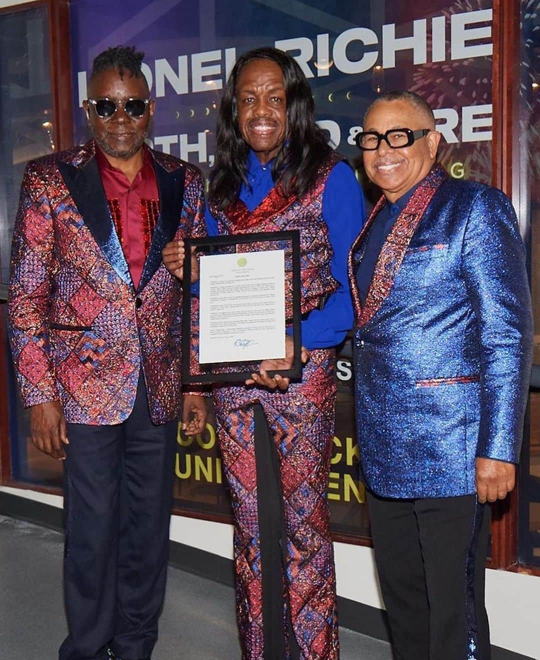 アース・ウィンド・アンド・ファイアーのインスタグラム：「🙏🏿 It’s official! September 21 is @EarthWindandFire Day in Chicago!  Backstage the @UnitedCenter surprised us with an official proclamation signed by Mayor of Chicago Brandon Johnson (@ChicagosMayor) honoring our legacy and Chicago roots!  Swipe to read the official proclamation for insight into how the Windy City fits in Earth, Wind & Fire.  #UnitedCenter #Chicago #ArtistGift #EarthWindAndFire #Proclamation」