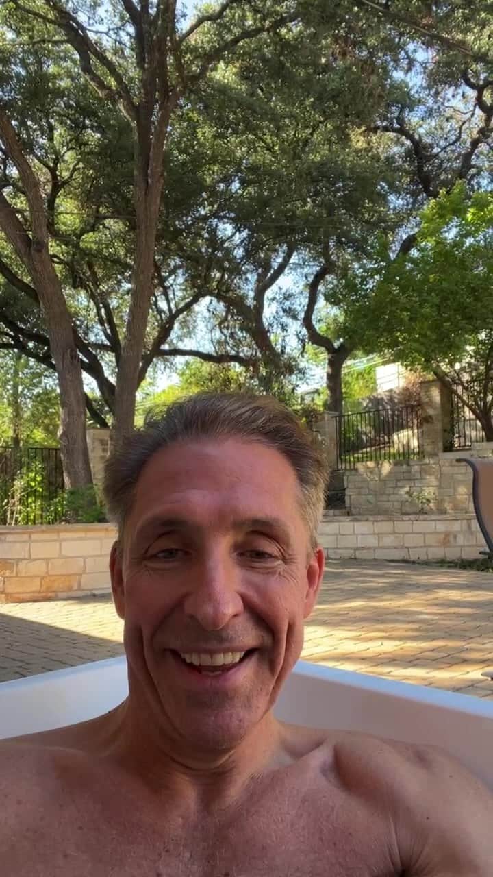 デイヴ・アスプリーのインスタグラム：「Morning naked sun and cold plunge with biohacking Q&A!」