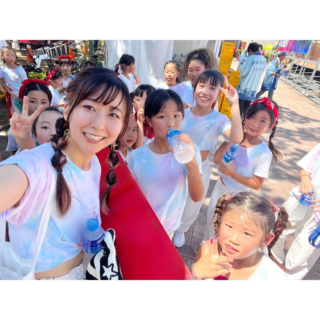 二見夕貴さんのインスタグラム写真 - (二見夕貴Instagram)「. 2023.08.05  あつぎ鮎まつり🎆 Dance Legend 2023🕺🌟  厚木市のビッグイベント✴︎. °  午後の部トップバッター！ わたしの指導しているキッズダンスチームが パフォーマンスしました🕺🌟  子どもたちは初めての規模のステージに、 初めての灼熱ステージとなりましたが、 圧倒されることなく全力で踊り切り、 全力で楽しむことができました🙌🏻💕  猛暑の中、 運営してくださったスタッフのみなさんと 観てくださったみなさんに大感謝🥰✨ みなさんと素晴らしい空間を 創りあげることができて とても幸せな時間でした🥰  まさかのインタビューもしていただけて、 急に振られたものの素晴らしいコメントを してくれた生徒に感動してしまいました🥹💓  保護者のみなさんにも特等席で ご鑑賞いだだけて嬉しかったです♡  灼熱パフォーマンス後は 滝汗のわたしたちにアクエリアスのお恵みが👼🏻💕 コカコーラ様に感謝爆発🥹💥💕  誰一人熱中症を出さずに 素晴らしい日となりました☺️🌻  ※ 出演順はわたしのくじ運。 ここで人生イチのくじ運❤️‍🔥！！w  -  この日のために いつも以上にがんばってきたみんな！ がんばった分だけ思いきり楽しめることを 経験できたと思います☺️💓 これからもたくさんの素晴らしい経験を栄養に ますます素敵なひとに成長していってね🥰💓  イベントに参加したみなさま、 本当にお疲れ様でした🌟  #あつぎ鮎まつり #厚木花火大会  #AtsugiDanceLegend #厚木ダンスレジェンド #厚木市 #ダンスイベント #夏休みイベント #キッズダンス #キッズダンススクール」8月7日 23時32分 - yyyuki___