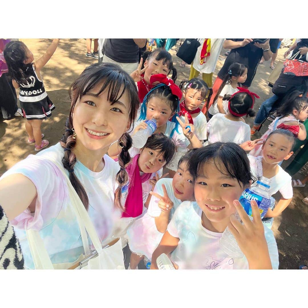 二見夕貴さんのインスタグラム写真 - (二見夕貴Instagram)「. 2023.08.05  あつぎ鮎まつり🎆 Dance Legend 2023🕺🌟  厚木市のビッグイベント✴︎. °  午後の部トップバッター！ わたしの指導しているキッズダンスチームが パフォーマンスしました🕺🌟  子どもたちは初めての規模のステージに、 初めての灼熱ステージとなりましたが、 圧倒されることなく全力で踊り切り、 全力で楽しむことができました🙌🏻💕  猛暑の中、 運営してくださったスタッフのみなさんと 観てくださったみなさんに大感謝🥰✨ みなさんと素晴らしい空間を 創りあげることができて とても幸せな時間でした🥰  まさかのインタビューもしていただけて、 急に振られたものの素晴らしいコメントを してくれた生徒に感動してしまいました🥹💓  保護者のみなさんにも特等席で ご鑑賞いだだけて嬉しかったです♡  灼熱パフォーマンス後は 滝汗のわたしたちにアクエリアスのお恵みが👼🏻💕 コカコーラ様に感謝爆発🥹💥💕  誰一人熱中症を出さずに 素晴らしい日となりました☺️🌻  ※ 出演順はわたしのくじ運。 ここで人生イチのくじ運❤️‍🔥！！w  -  この日のために いつも以上にがんばってきたみんな！ がんばった分だけ思いきり楽しめることを 経験できたと思います☺️💓 これからもたくさんの素晴らしい経験を栄養に ますます素敵なひとに成長していってね🥰💓  イベントに参加したみなさま、 本当にお疲れ様でした🌟  #あつぎ鮎まつり #厚木花火大会  #AtsugiDanceLegend #厚木ダンスレジェンド #厚木市 #ダンスイベント #夏休みイベント #キッズダンス #キッズダンススクール」8月7日 23時32分 - yyyuki___