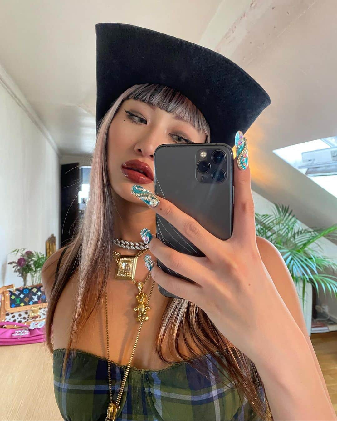 moanaさんのインスタグラム写真 - (moanaInstagram)「when I was getting up for the next party🧟‍♀️#pfw   #fashion#parisfashionweek#fashionweek#outfit #style#paris#vintage」8月7日 23時35分 - moannu