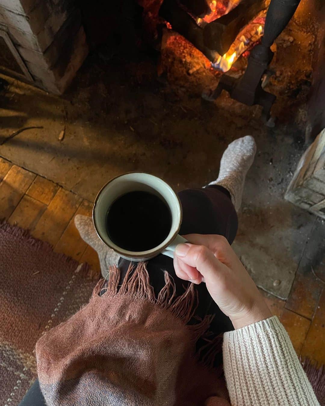 Kate Oliverのインスタグラム：「July, part 2   - Coffee by the fire on a drippy day. - It’s just getting better and better, the more grays and lines we get, and you can’t know it until you know it. You’ll think youth is everything until you get here and beyond.  - A in the drizzly wind! - Daily walks down to the water, no matter the weather. - Five eclairs for my 38th birthday (I shared)!  - Simple birthday dinner of steamed sole, beurre blanc, boiled potatoes with dill and butter and salt. - Impromptu rainy birthday swim — stripped down and jumped in!  - Tara took us skiing and we went to town after for some cones!  - West learned to swim this year! Last year she would stand as far out as she could touch and bark, too afraid to swim. Progress.  - Lots of time, just us, while our teen did her own thing. I wish we’d gotten that last summer of childhood (2020) up here, I feel like I got cheated of the final summer where she was still a kid. But having time as a couple is very sweet too — I’m always holding everything, it feels like. I miss what was, love what is, wonder how much more it’s going to change (it is).」