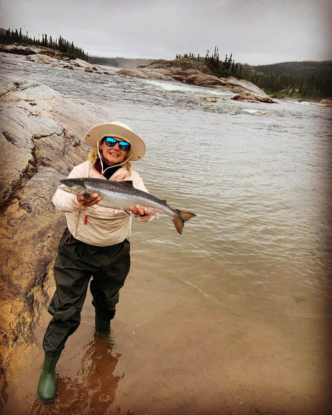 エリシャ・カスバートのインスタグラム：「Bucket list ✅🎣 Atlantic Salmon caught on the fly in Labrador, 🇨🇦 @dionphaneuf and some incredible guides and the best of friends. Trip of a lifetime ❤️」