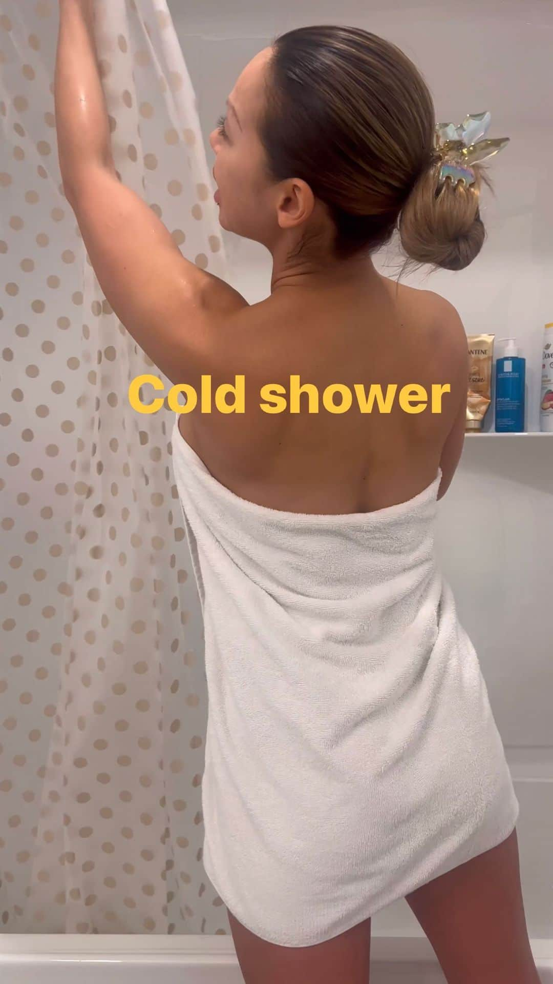 ダニー・リエルのインスタグラム：「HAPPY MONDAY! 🚿 I decided RN I’m doing cold showers everyday this week!! I dare you to join me. Start w 30 seconds if ur a 🐱 I’m going to do 1-2 mins! Lol I’m here tryna chase dopamine, but there is so many other benefits for your body. ..I also had edit out all my moaning LOL  Do you do anything to help get yourself ready for the week?」