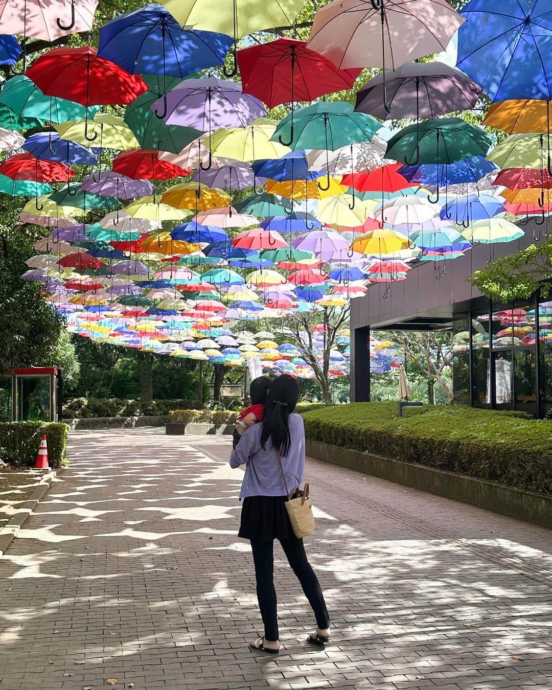 のインスタグラム：「🌈 喉を痛め声が出なくなって4日目🥲 ようやく、少し回復の兆しが。。 お仕事でご迷惑をおかけした皆様 本当に申し訳ございません…。  今週お盆休みをいただいて帰省中なので 実家に甘えて過ごしています。  喋りたいことがたくさんあるのに 声出せないのも辛いし 子育ても大変、、😅  そんな中、思いがけない場所で 素敵な風景と出会えて 心癒された今日☂️☀️🌈  #カラフル #心は晴れやかに #身体よ早く回復して #扁桃腺炎 #肋間神経痛も #ちょっと疲れが溜まっていたので #静養中 #帰省中 #休日 #アート」