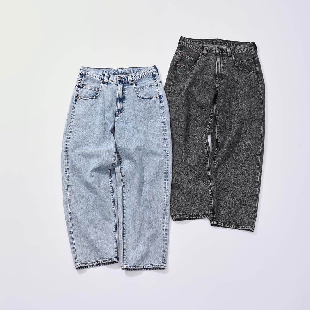 のインスタグラム：「【RECOMMEND PANTS for HOMME】 23AWの新作パンツをおすすめのポイントとともにご紹介いたします。  No.1 【コットンUSA】ケミカル ブリーチ ルーズ ワイド デニム ¥14,960(tax in) ブリーチ加工を施したワイドシルエットの５ポケットパンツは 、80’ｓのケミカルデニムを彷彿とさせる一本。 綺麗めアイテムとも相性の良いジャスト丈が今の気分にぴったりだ。  No.2 オーガニックコットン オーバーニータック ワイド ストレート パンツ ¥17,930(tax in) オーガニックコットンを使用した、ワイドストレートシルエットのニータックパンツ。前膝あたりに立体的な動きが生まれる特徴的なフォルムは、新鮮さを感じること間違いなしだ。  @adametrope @jadorejunonline  @adametropehomme #adametrope #adametropehomme #jadorejunonline #2023 #autumn #winter #デニム #ケミカルデニム #5ポケットパンツ #ニータックパンツ #ワイドパンツ」