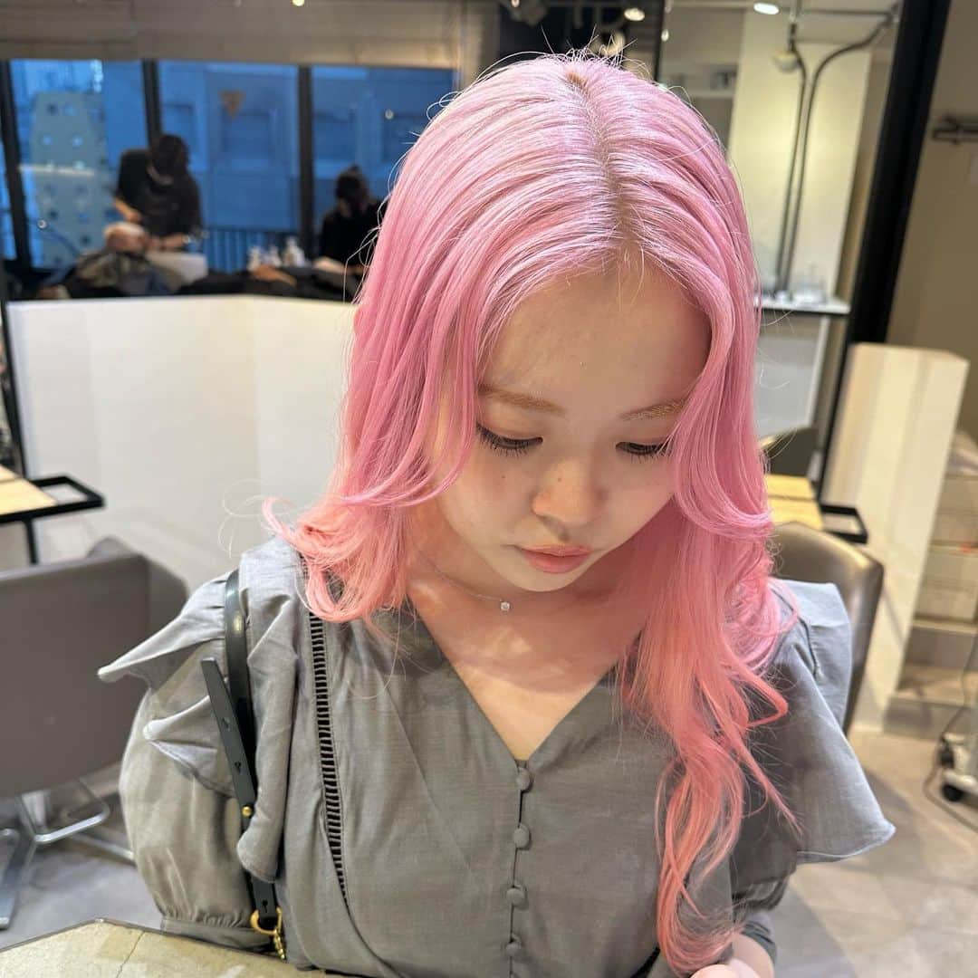 Beleza_official_instagramのインスタグラム：「アイドルみたいなWhite pink💕 breach3〜 ・  色落ちまで綺麗なカラー やわらかいカラー 一人ひとりに似合うカラー お任せください✊🌼🌟 ブリーチは誰に任せるかでダメージが 変わってきます！ ご予約はDMorホットペッパーから お願いします😉💕 Rei指名していただければ 絶対に可愛くします✊ belezaに来たことある方でもRei指名可能です😇 "また会いたい"と思わせます❗️ ・ わからないことがあればDMまでお願いします🤲  黒染め、縮毛履歴はハイブリーチメニューで ご予約ください🤲 記載のお時間より、ブリーチの抜け具合で お時間かかる場合がございます。 当日は長めに見ていただければ助かります。 お任せください♡♡」