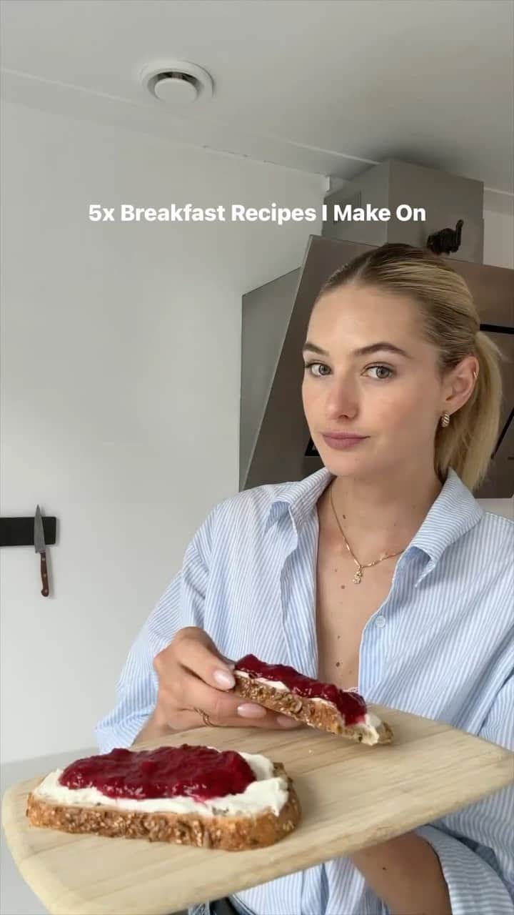 のインスタグラム：「5x Breakfast Recipes I make on repeat! For the mornings I want something quick and easy, these are a few of my favorite recipes lately.   1. Sourdough toast with whipped ricotta & home made chiaseed raspberry jam  2. Green Protein Smoothie ( banana, frozen spinach, almond milk, almond butter, @ritual protein powder, cinnamon ) 3. Turkish inspired eggs ( 2 poached eggs, greek yoghurt, sautéed asparagus, fresh dill , chili oil & sourdough bread) 4. Farmers market omelette ( 2 eggs + 1 egg white, fresh salad with sun gold tomatoes, scoop. Cottage cheese) 5. Coffee Smoothie ( 1 shot espresso, 1 frozen banana, almond milk, @ritual protein powder, cinnamon, 1 tbsp almond butter, 1 date)  Which one is your favorite? 🍓   Find all the full recipes on my @soulsyncbody app including many more mealplans!」