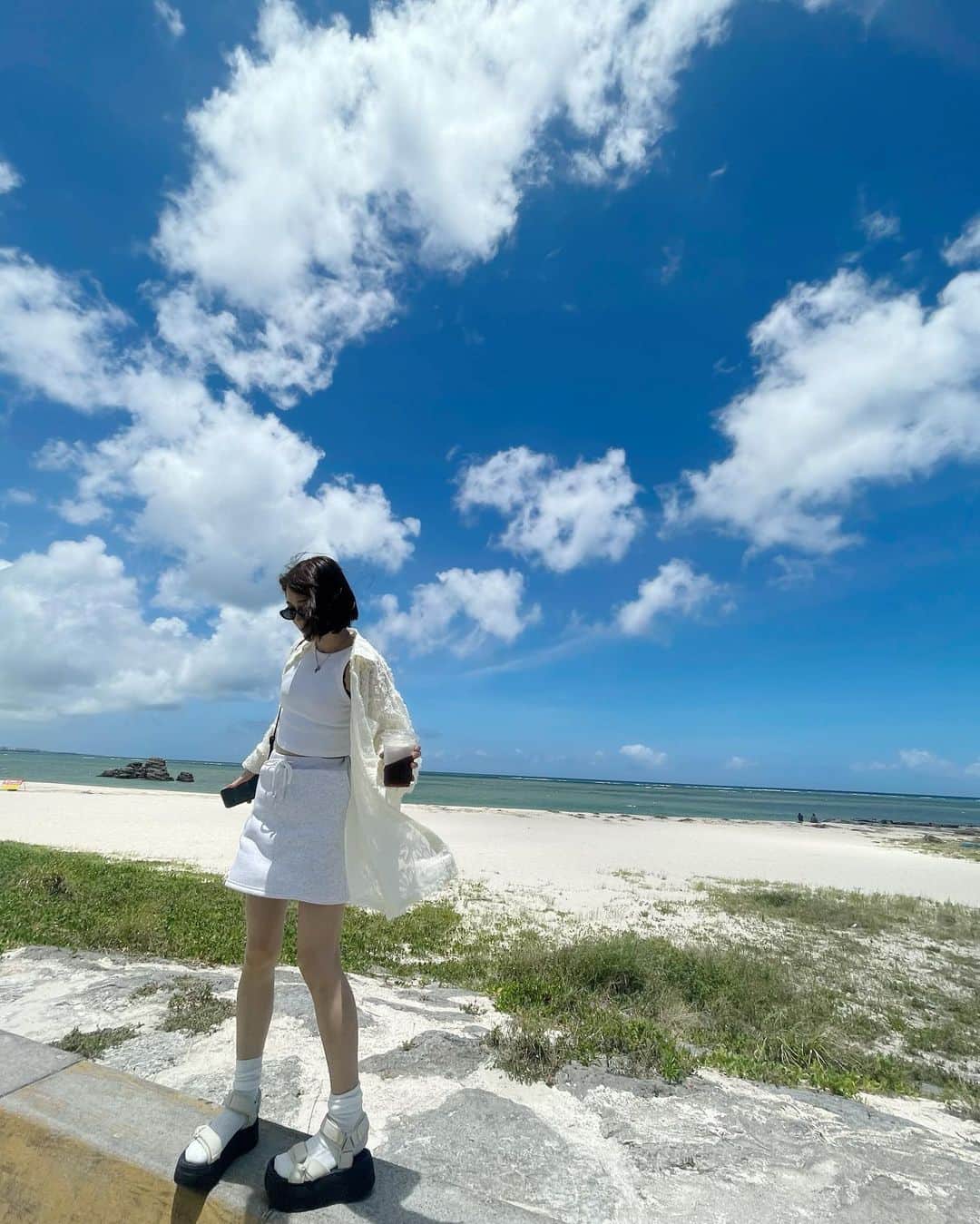 菜々香のインスタグラム：「白い服の日🍥🍥🍥🍥🍥  青い空と海があれば 無敵だ。☺︎☺︎☺︎☺︎☺︎☺︎☺︎  暑すぎたけれど沖縄は最高☺︎☀️💦 どうしよう 毎月行きたいです。 いやじゃあ住みたいです。笑🥹❤️  #okinawa#沖縄#コーデ#codinate #fashion#style#look#nanaka#菜々香」