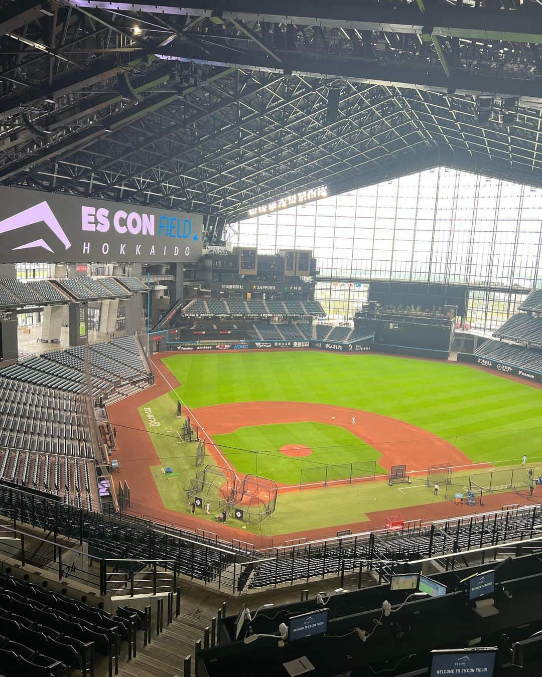 井口謙さんのインスタグラム写真 - (井口謙Instagram)「． 初めてのエスコンフィールド🏟 福岡県外で野球の実況をするのは初めてでしたが、本当に色々と勉強になりました。  個人的には、コンコースからグラウンドが見えるのが斬新で良かったです、食べ物待ってる間も試合が観られて素敵だなと。  また行きたい！！⚾️  #エスコンフィールド北海道  #エスコン#エスコンフィールド   #行くまでの道のりは #迷いました」8月7日 23時49分 - iguchi_ken_rkb