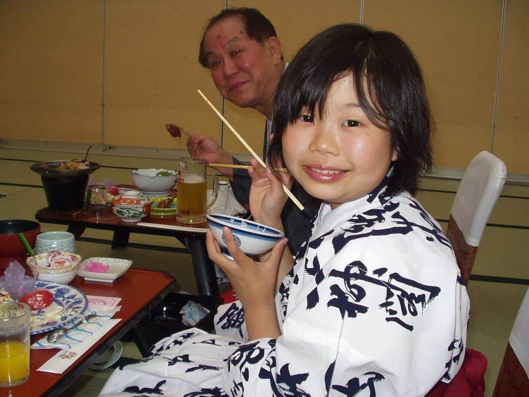 ゆめちゃんさんのインスタグラム写真 - (ゆめちゃんInstagram)「小学生ゆめちゃんの写真出てきた😆🫶🏻ニヒルに笑ってボーイッシュの女よぉ〜んだね😆💖💖 奥に写ってるゆめちゃんおじいちゃんもいい味出してるね😆🫶🏻 . . 2枚目は今のゆめちゃん💋 顔パンパンは昔からだね😆🩷 . . #昔の写真 #急に投稿 #ボーイッシュ #小学生 #ニヒル #顔ぱんぱん #ゆめちゃん #シカゴの女 #ゆめちゃんの過去 #芸人 #人力舎」8月7日 23時50分 - yumechan__1993