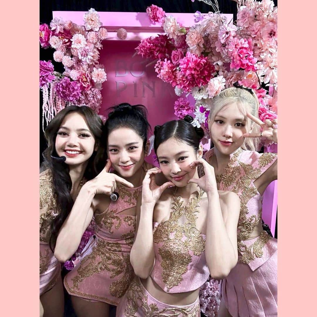 ジスのインスタグラム：「Happy 7th anniversary  BLINK and BLACKPINK🖤💖  BLACKPINK is always in your area. LOVE YOU 😘」