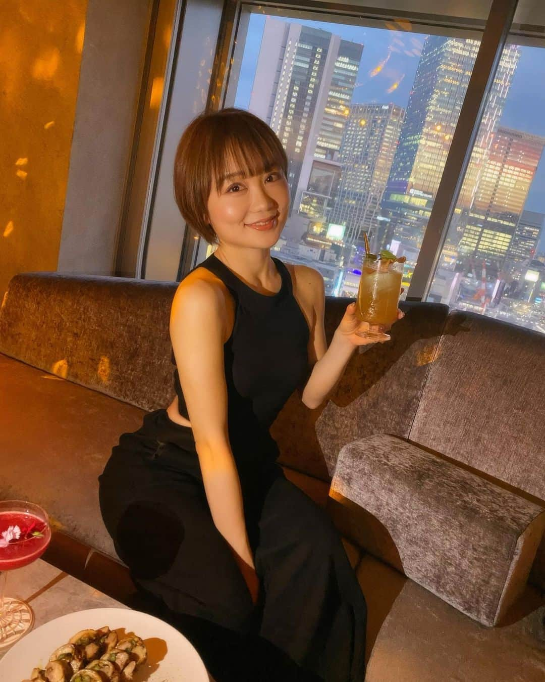 Roseのインスタグラム：「🍸✨🪩✨🍹  いい場所見つけたよ〜🦋  #soak #bar #渋谷 #宮下パーク  #夜景 #プール付き #ナイトプール #渋谷バー  #ルーフトップテラス #オーセンティックバー  #ショートカット女子 #ショートボブ」