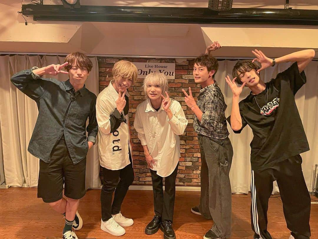 KAZUKI のインスタグラム：「過去に一度イベントさせていただいた池袋Only Youに4年ぶりに帰ってきたぞー！ ステージから見えた景色は変わらず最高でした！ ピアノとの相性バッチリやったから次は俺も楽器スタイルでやろーっと！ 波瀬誘ってくれてありがとう！」