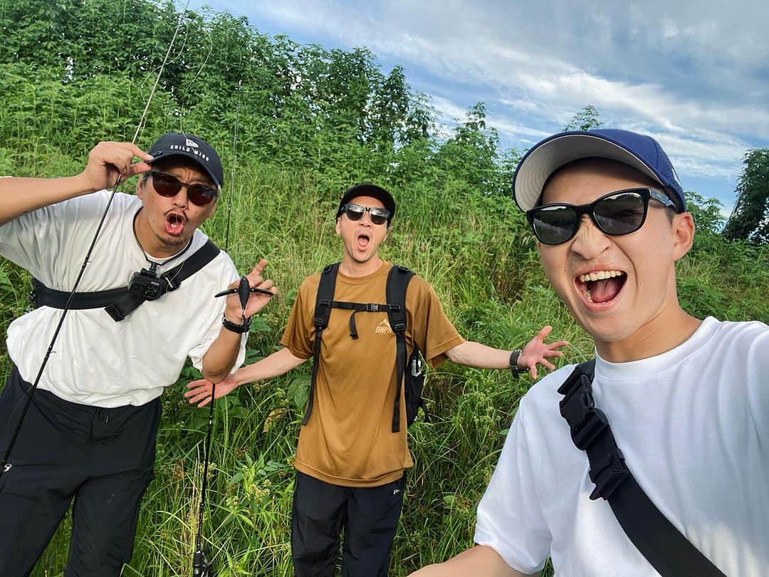 伊藤千秋のインスタグラム：「某案件にてバスフィッシング🎣 @geki_style  @__.basskaito.__  3人で最高の釣行でした！ ほんと撃ちゃんの相変わらずの安定感。車の中は終始爆笑のドライブ🤣 Kaitoのローリング0キャストも惚れ惚れする釣りのうまさ！ 灼熱の真っ昼間に釣りあげました！ 今回も色々と勉強になった。 水が動くと良い事がある☝️ 坊主率が本当に無くなって来て謎の自信が湧き上がります。 有難う御座いました！ 帰りの焼肉会は最高の時間でした！ @geki_style @__.basskaito.__  @aimotolove また皆んなで行きましょう！ ＠newerajapan @newera_outdoor  @clapsstore_official」
