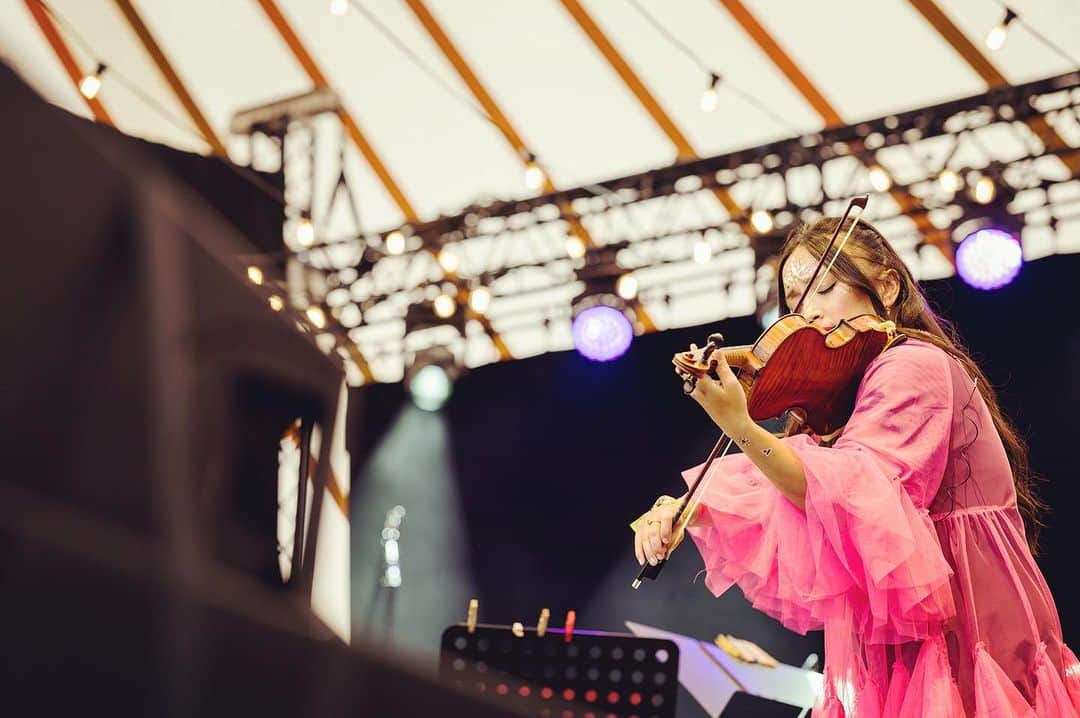 ダイアナ湯川のインスタグラム：「Such a joy to be back on The Atrium stage @wildernesshq yesterday 💖 Thanks so much for having me and thank you to such a wonderful and warm audience ✨  📷 by the fab @jonnybarrattphotography   #wilderness #wildernessfestival #wilderness2023 #violin #violinist #composer #performer #live #livemusic #classical #electronicclassical #summerfeels」