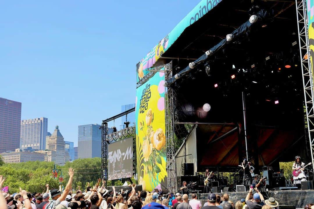 小鳩ミクさんのインスタグラム写真 - (小鳩ミクInstagram)「🌏 🇺🇸2023.8.4🕊 Lollapalooza 2023  Finally, Time has come!!!  It was extremely hot and exciting at the festival po!! It became a wonderful memory po!!!!  最高に夏！だったっぽ！！  #lollapalooza #bandmaid #memories #festival」8月8日 0時20分 - kobatomiku