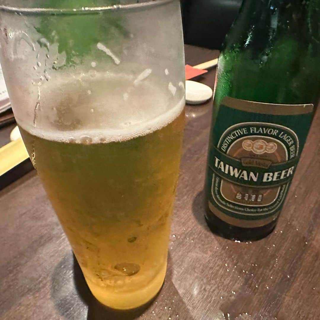 菊田早苗のインスタグラム：「都心の住宅街にひょこっとある、知る人ぞ知る中華料理店。 ヒロトさん、桜井マッハ君と大好きな会。 店内の空気感、店員さんの接客、一味違う料理、居心地、何というか全てがいい。 料理はどれも想像の上をいくいい意味での裏切り。探しても出て来ない美味しいお店って、やっぱりあるんですね。 これまでの人生で散々食べて来たけど、まだまだ新しいお店に行って食べないとと決意しました笑　  #いつも元気になる会 #いいお店は店主が魅力的 #二次会のバーも楽しかった #会う度に大きくなるマッハ君笑」