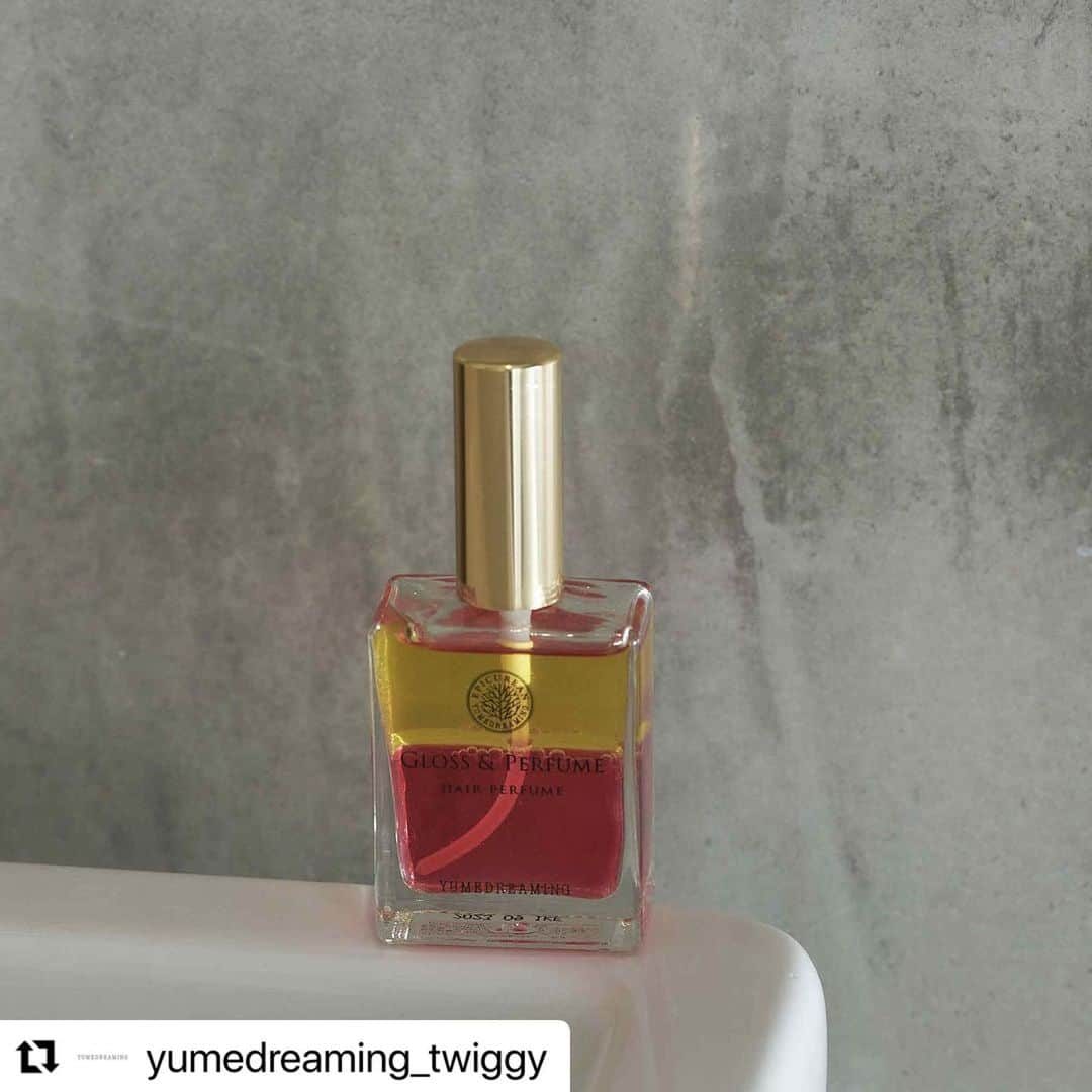 松浦美穂さんのインスタグラム写真 - (松浦美穂Instagram)「#Repost @yumedreaming_twiggy with @use.repost ・・・ .  EPICUREAN グロス＆パフューム i   ジャスミン、ローズ、ネロリを贅沢に使い、ベルガモットで調和させた、華やかで凛とした香り漂うヘアパフューム。   WABARA生体水、ダイズ種子エキス、エーデルワイスエキス、ルリジサ種子油が髪に潤いを与え、紫外線による乾燥やドライヤーの熱からも頭皮と髪を保護して艶やかな髪へと導きます。  #YUMEDREAMING #ユメドリーミン #EPICUREAN #エピキュリアン #TWIGGY.#ツイギー」8月8日 0時16分 - twiggy_mihomatsuura