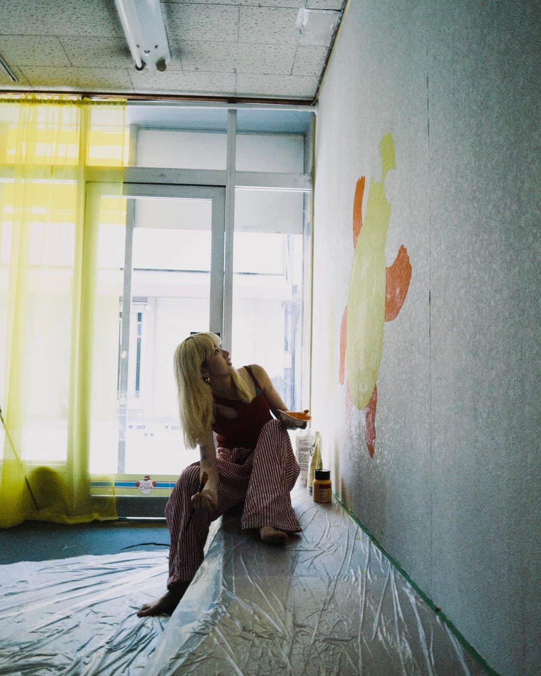 ユウキのインスタグラム：「描きまくる週間🎨🔥🎨🔥  アジアがテーマの展示をするのだけど、 アジアってだけで物凄い歴史と文化があるからさ モチーフが無限にあって描きがいある🐲🤍 作品ごとにアジアのどの国のインスピレーションなのか当ててみてね🫶🏻  伝統をアップデートするような展示になりそう🔥たのしみ！ みんなきてね🤍🤍🤍  ーーーー Exhibition “SLAYSIAN” @yuukichan2 @hitomi_1054  ・一般公開；8/11（fry）-20(sun) 11:00-20:00 （最終日は19時まで）  ・場所；Experiment 〒150-0041 東京都渋谷区神南１丁目９−７」