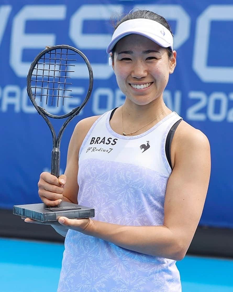 日比野菜緒のインスタグラム：「Lifting her first Hologic WTA Tour trophy since 2019🏆  Battling many starts and stops ☔️, @naohibino_1128 perseveres to capture the Prague singles title 👏  @livesportpragueopen」