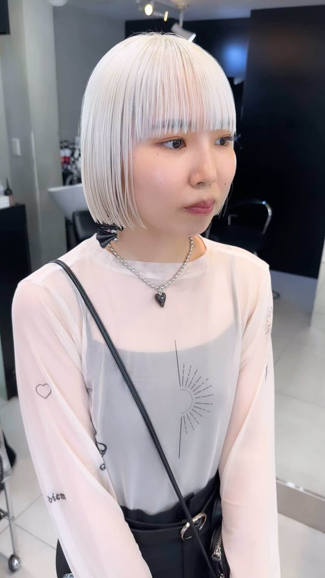 MORIYOSHIのインスタグラム：「ホワイトブロンド✖︎moodボブ✂️  こちらのオススメのメニューはカットハイブリーチカラートリートメントになります！ ホワイト系のカラーは髪質、ダメージ、履歴などによって育てていくことをおすすめしております。 ブリーチの回数、予約するときのメニュー、料金、色落ちなどわからないことはご気軽にDMにてご相談下さい🙇‍♂️」