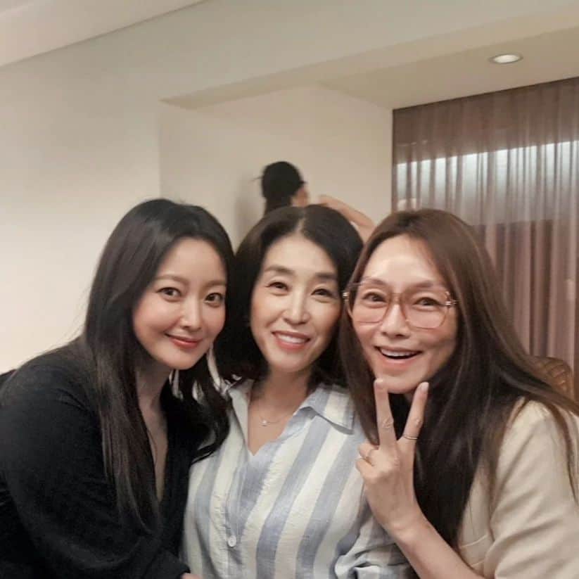のインスタグラム：「영화 '달짝지근해' 시사회.  사랑스러운 이야기에 사랑스러운 연기자들. 오랫만에 스크린에서 만난 희선. 격하게 응원해!!❤❤ 멋진 진선규 배우와도 한컷!! 😃😃😃  지연!  우리도 얼른 근사한 작품 같이하자!!!」