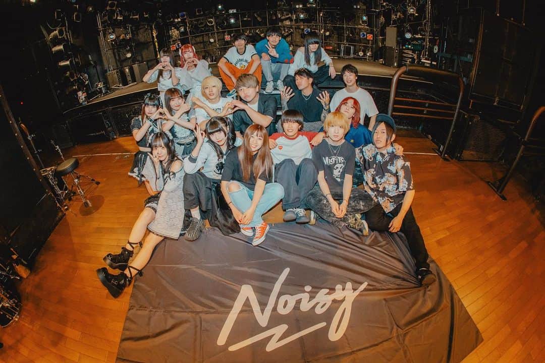 のインスタグラム：「Noisy CONVENTION  LIVE2023 来てくれた、配信見てくれた皆んなありがとう！！！  最初は一瀬と2人で始めた会社で 孤独もいっぱいあったけど 仲間がこうやって増えて嬉しいです！！  初めて見た人 好きなアーティストはいた？😊 応援してくれてる皆んなとバンドを引っ張っていけるように進みます！  これからもNoisyアーティストをよろしくお願い致します！！  本当にありがとうございました！！  一緒に楽しい事いっぱいしようね😘  辛い事があっても私たちがいるよ」