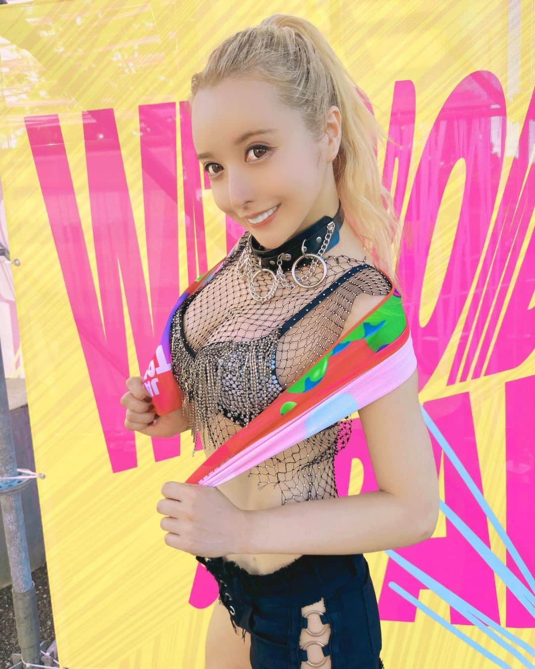 のインスタグラム：「共感できないなら 無理に合わせなくていい。 否定も肯定もせず笑ってソッと離れよう  ・ ・ ・  #日常#フェス#休日#ウォーターボム#フェスコーデ#ポニーテール#ヘアメイク#夏女#バーレスク#バーレスク東京#バーレスク東京ティファニー#六本木の歩くパワースポット#世界のティファニー」
