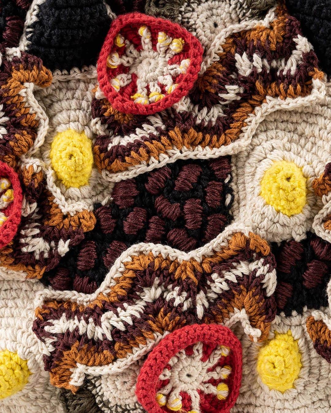 ジャマンピュエッシュのインスタグラム：「The ultimate delicacy on your bag, the Breaktish is inspired by the star dish of the British cuisine. #jaminpuech #breaktish #englishbreakfast #crochetedbag #fall」