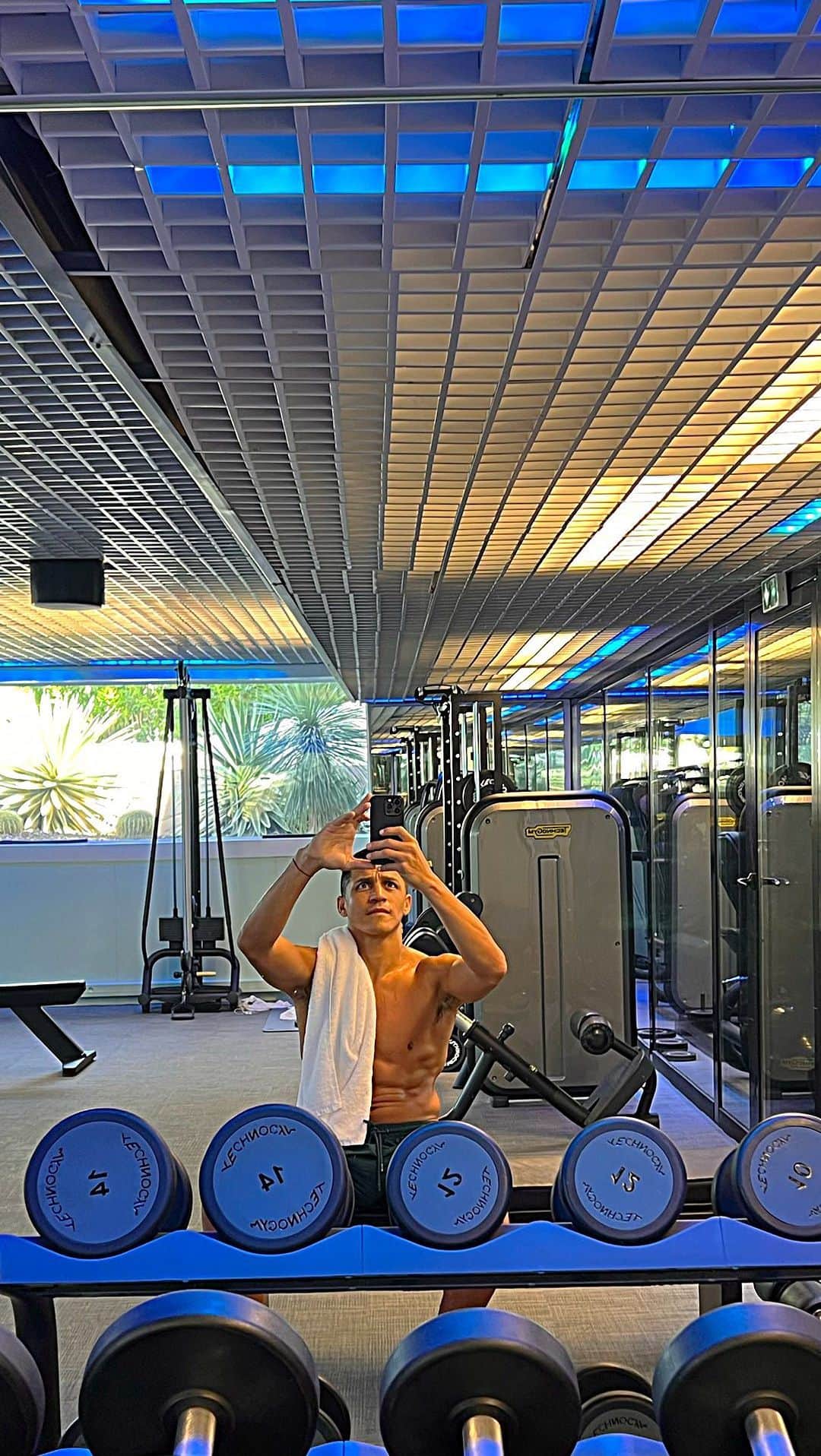 アレクシス・サンチェスのインスタグラム：「Training in nature 💪🏽⚽️🌏🍃 changing the routine of every day sometimes is good  Thanks. Gracias ✨ AlmaSoul ✨ Italy 🇮🇹   Entrenamiento en la naturaleza 🌏🍃🍀 cambiar la rutina de todos los días a veces es bueno ….」