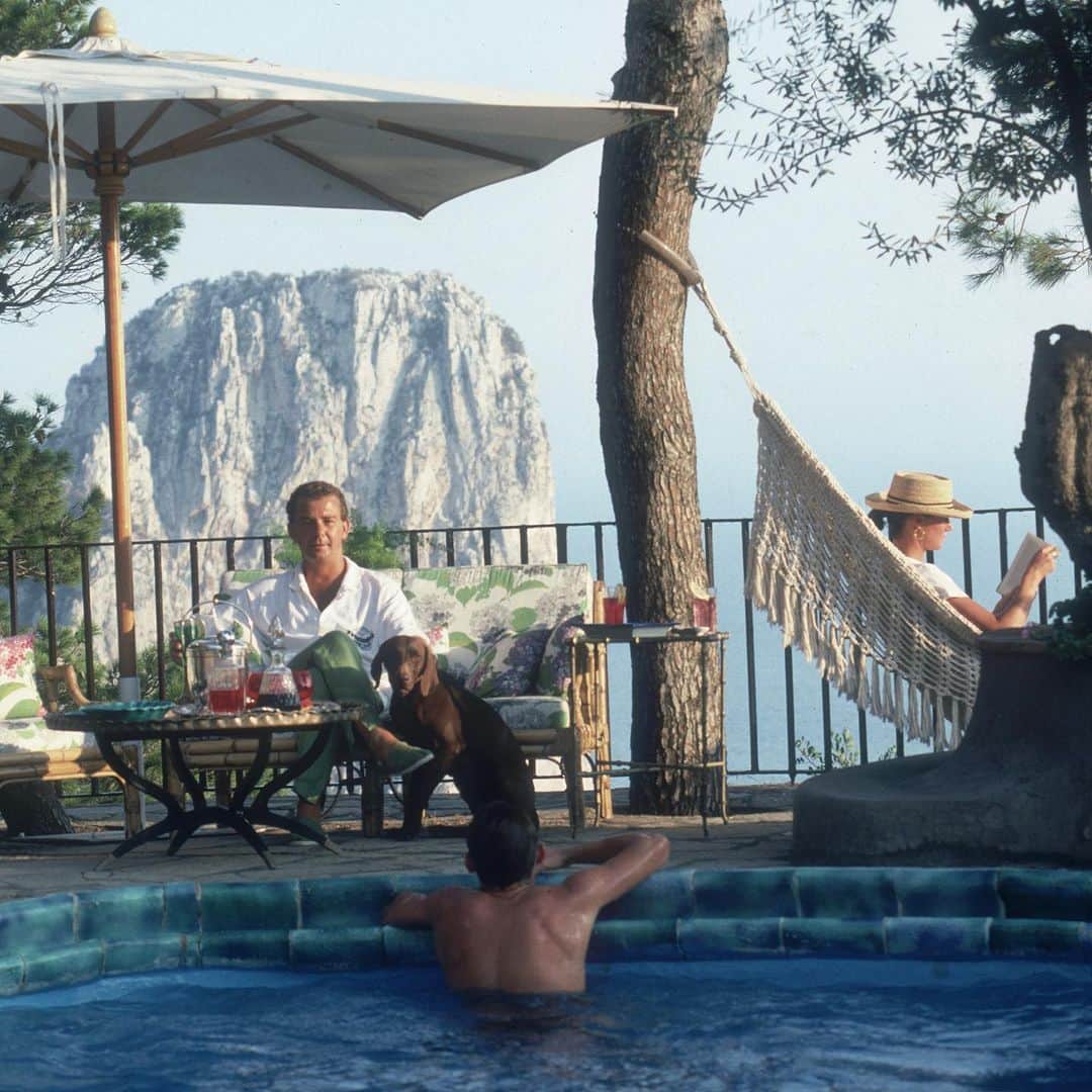 オリバーピープルズさんのインスタグラム写真 - (オリバーピープルズInstagram)「Holidaying in Capri, 1989 by #SlimAarons. #OPInspiration」8月8日 0時39分 - oliverpeoples