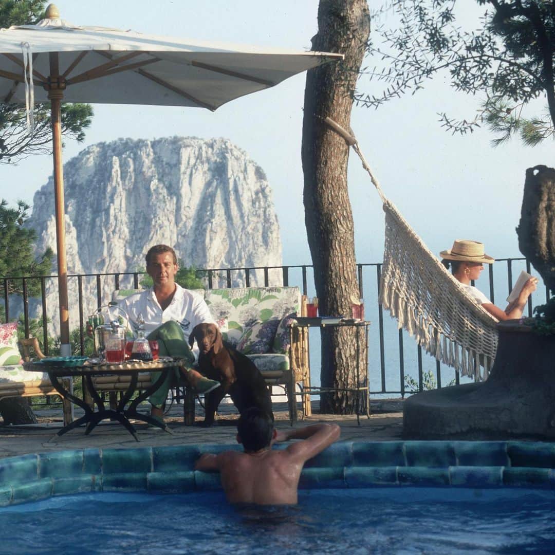 オリバーピープルズのインスタグラム：「Holidaying in Capri, 1989 by #SlimAarons. #OPInspiration」