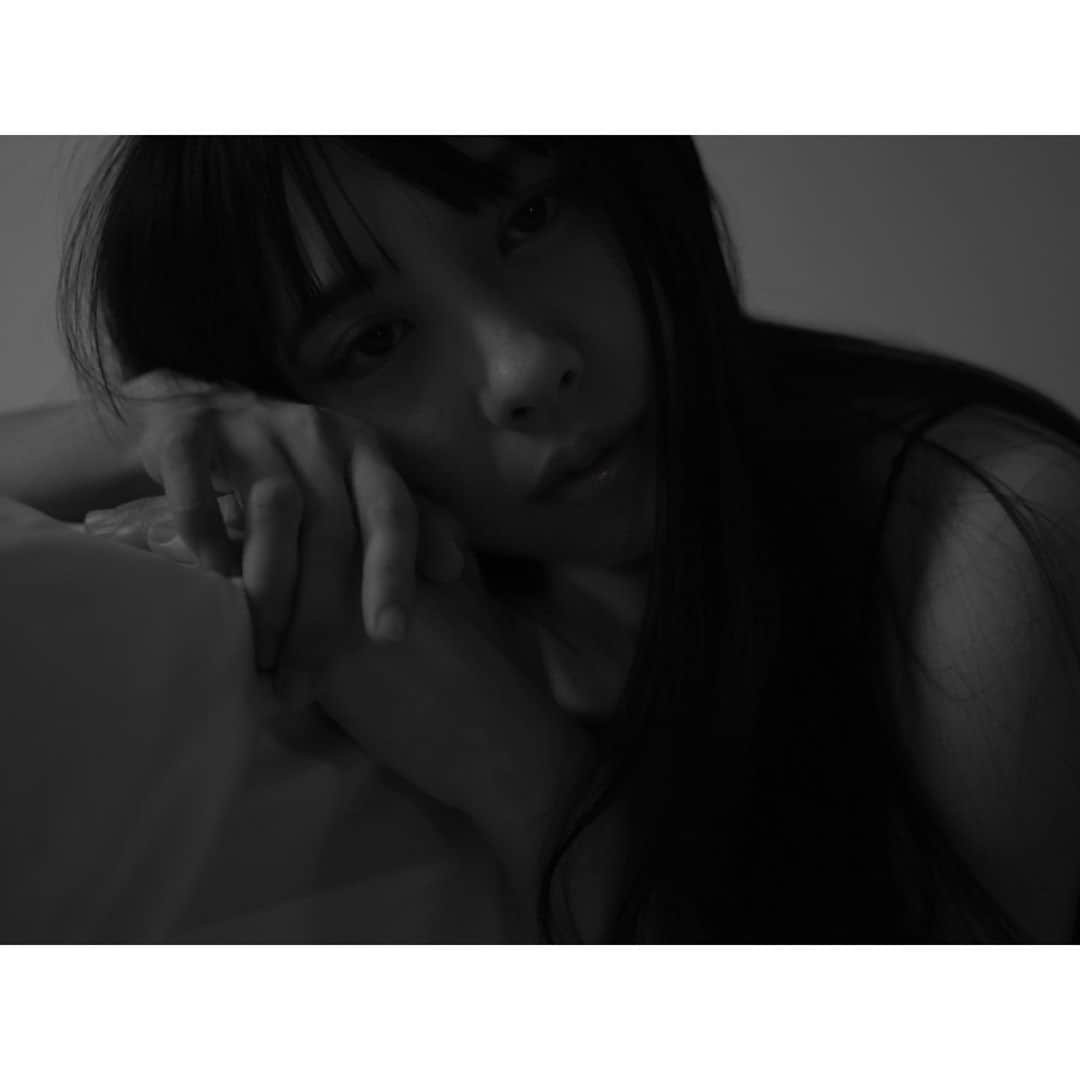 中村祐美子のインスタグラム：「.  photo : @uruma.camera   #monocromephoto  #monocromephotography  #monocrome  #photography  #モノクローム  #モノクロームの世界」