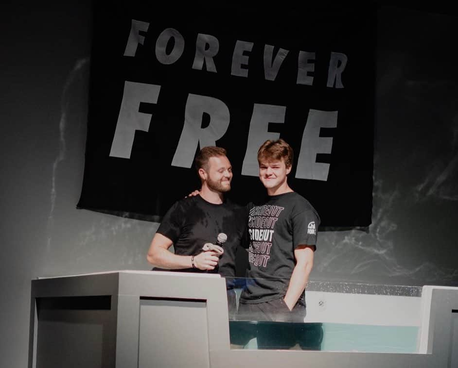 ジョッシュ・マレーさんのインスタグラム写真 - (ジョッシュ・マレーInstagram)「3 of our High School Junior young men got baptized last night in front of their family and friends at Inside Out Buckhead Church.  It hasn’t even been 3 weeks since I was asked to sub in to help the students during a retreat in Daytona with over 2,600 students in attendance - and now I’ve officially changed that ‘sub’ into a permanent co-leader role for these guys.  They’ve sucked me in and I could not be more grateful and proud of being a part of their lives.  This is one special group, I can’t wait to see what’s in store for their futures. 🙌🏼 I’ve always wanted to help, but always made excuses not to - whether it be work, family time, free time, etc.  Thankful for Mama Murray’s push to get involved, it’s been a life changer 🙏🏼 #buckheadchurch #bcio #smallgroup #juniorboys #baptism」8月8日 0時44分 - joshmurray11