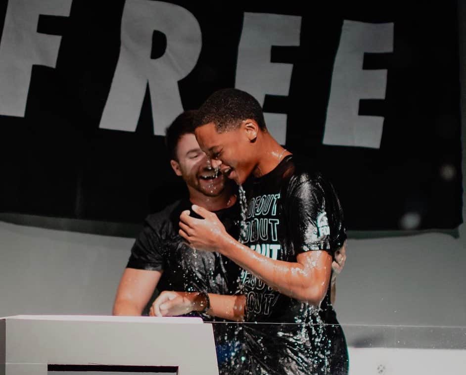 ジョッシュ・マレーさんのインスタグラム写真 - (ジョッシュ・マレーInstagram)「3 of our High School Junior young men got baptized last night in front of their family and friends at Inside Out Buckhead Church.  It hasn’t even been 3 weeks since I was asked to sub in to help the students during a retreat in Daytona with over 2,600 students in attendance - and now I’ve officially changed that ‘sub’ into a permanent co-leader role for these guys.  They’ve sucked me in and I could not be more grateful and proud of being a part of their lives.  This is one special group, I can’t wait to see what’s in store for their futures. 🙌🏼 I’ve always wanted to help, but always made excuses not to - whether it be work, family time, free time, etc.  Thankful for Mama Murray’s push to get involved, it’s been a life changer 🙏🏼 #buckheadchurch #bcio #smallgroup #juniorboys #baptism」8月8日 0時44分 - joshmurray11