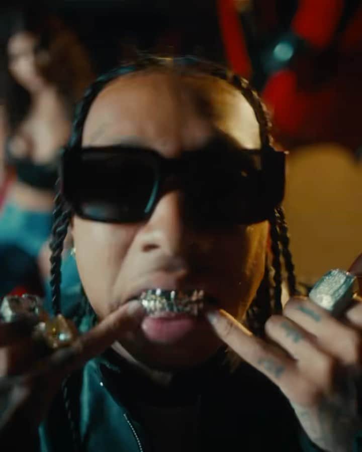 タイガのインスタグラム：「Bout my Bizness no suit, she gon blow me like soup ,  I can’t stoop to ya level , this a butterfly coupe @kalan.frfr」