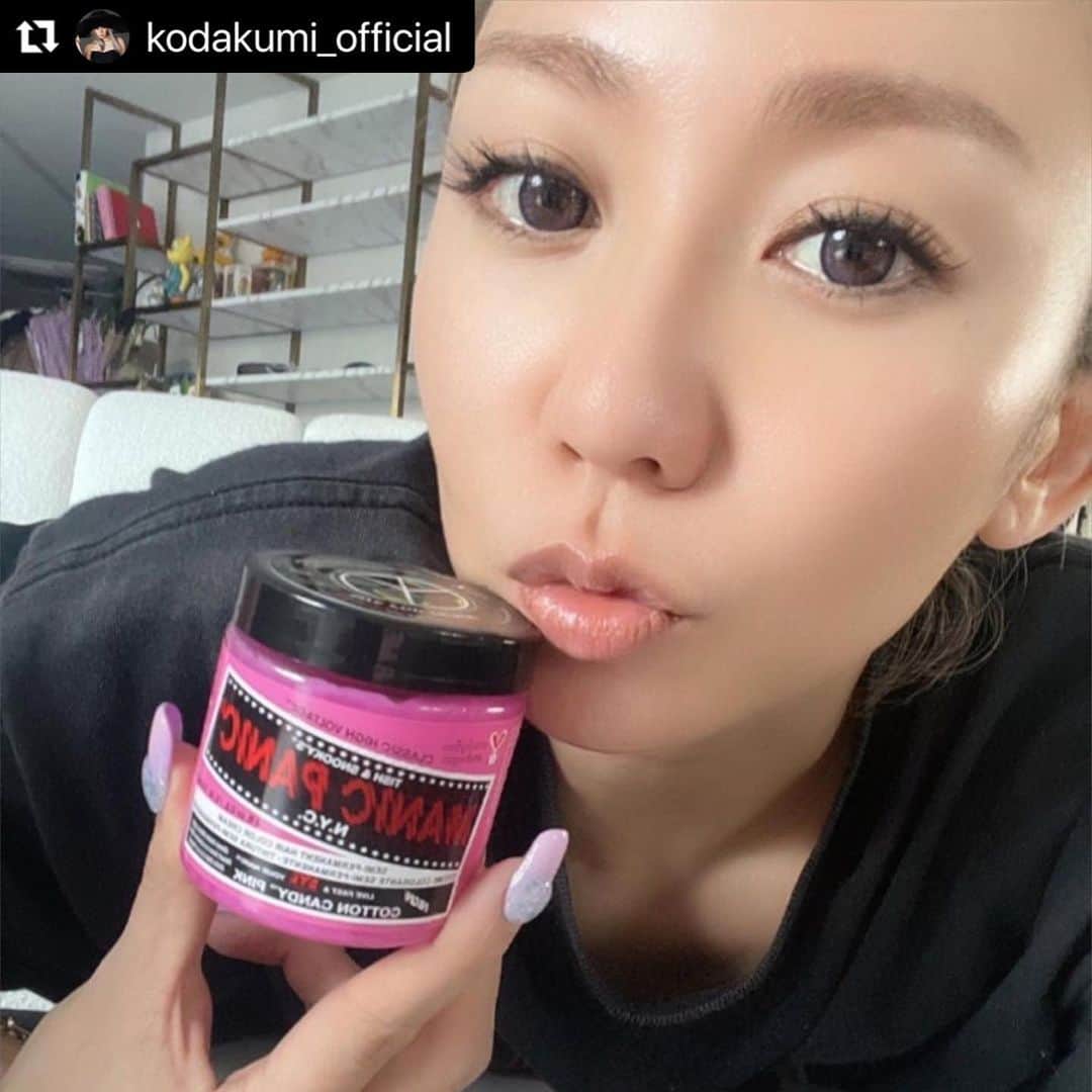 のインスタグラム：「. . @manicpanic_japan を 姉にもお裾分け♡  misonoはカツラばっかりなのに！？ @nosukedrummer の分まで！？  @ima_kirugis のおかげでしかないです… いつも有り難うございます…  ↓  #Repost @kodakumi_official with @use.repost  マニパニ祭り！時間のない人にはもってこいのカラー剤です！笑 ⁡ とはいいつつ、ここに置いてあるやつは全部めちゃめちゃ色が入るやつです！笑  髪色派手カラーしている時は、家でメンテナンスしてカラー入れてます！  ピンクの時は、だいたいマニパニのコットンキャンディーを使っています！ ⁡ ネイルもチェンジしてきました！！キラキラの上にジェルをとろりんしました！  より、キラキラなってかわゆです！広島はこのネイルで行きます💅 ⁡ #manicpanic #nail #kodakumi #倖田來未」