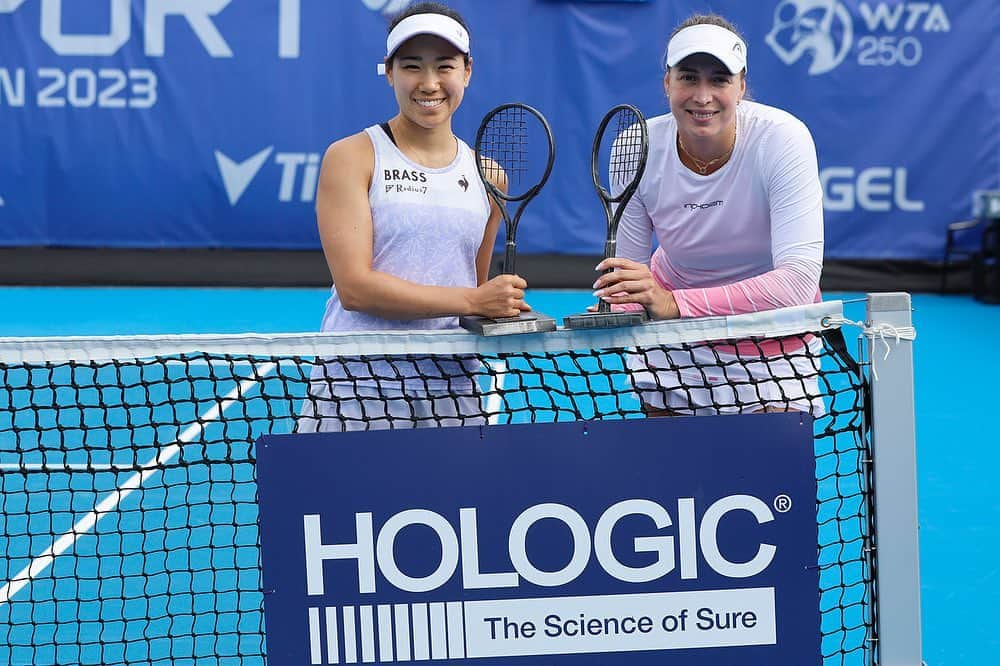 日比野菜緒さんのインスタグラム写真 - (日比野菜緒Instagram)「Double the trophy 🏆👏  @naohibino_1128 follows up her singles victory with the Prague doubles title alongside partner, @oksana.kalashnikova1!   @livesportpragueopen」8月8日 0時57分 - naohibino_1128