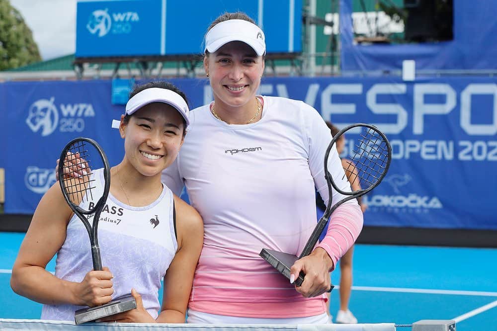 日比野菜緒のインスタグラム：「Double the trophy 🏆👏  @naohibino_1128 follows up her singles victory with the Prague doubles title alongside partner, @oksana.kalashnikova1!   @livesportpragueopen」