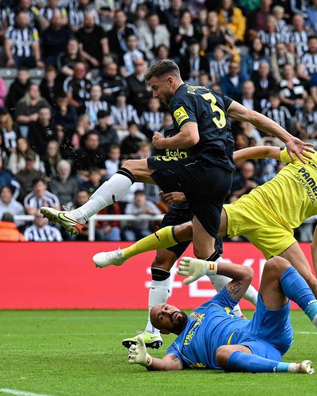 ポール・ダメットさんのインスタグラム写真 - (ポール・ダメットInstagram)「Back out at St James Park 🏠🖤🤍 @nufc」8月8日 0時58分 - pauldummett