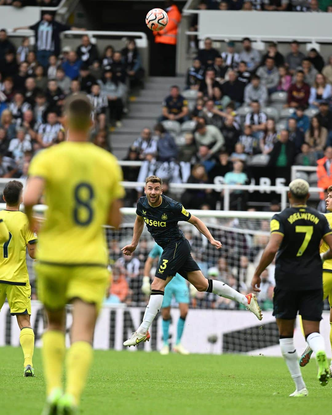 ポール・ダメットのインスタグラム：「Back out at St James Park 🏠🖤🤍 @nufc」