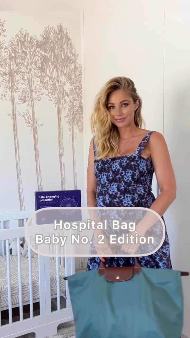 アリッサ・ジュリア・スミスのインスタグラム：「💟 MY HOSPITAL BAG + GIVEAWAY: As a second time mom, I now know exactly what I need to pack this time around… (I can’t believe I packed makeup and diapers the first time!) Now, it’s just the essentials. And @cordbloodregistry is the most important item I’m bringing since it’s the only opportunity to preserve our little ones cord blood and cord tissue. Plus, it can typically be done *with* delayed cord clamping — something that’s really important to me.   💟If you want a chance to win your own kit plus 1 year of storage (valued at $2,860) head to the link in my bio.    💟Giveaway will end on August 14 at 11:59 pm PT. US residents only. No purchase necessary. See Rules for additional details, restrictions and an alternative way to enter.   💟Good luck!   #ad #cordbloodregistry #newbornstemcells #cordblood #cordbloodbanking #hospitalbag #hospitalbagessentials」