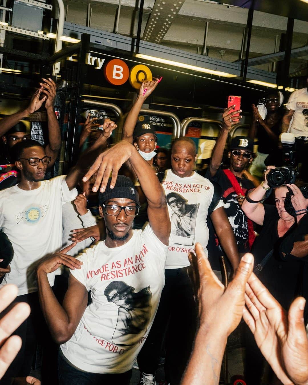 New York Times Fashionのインスタグラム：「Hundreds of mourners gathered on Friday at the Brooklyn gas station where O’Shae Sibley, a 28-year-old dancer and choreographer, was fatally stabbed last weekend after a dispute over his vogueing in the parking lot.  They chanted Sibley’s name while carrying Pride flags and posters that read “Vogueing is resistance.” At the foot of the gas station sign, some left shrines of lit candles, flowers and photographs of Sibley dancing.  As evening fell, LGBTQ activists and dancers took the megaphone to pay tribute to Sibley, who was gay and Black and whose murder has been charged as a hate crime.  In the moments before his death, Sibley and four friends stopped at the Mobil station on Coney Island Avenue after a day at the beach. They were vogueing to Beyoncé’s “Renaissance” album when they were confronted by a group of young men who told them to stop dancing and hurled gay and racist slurs. One of them pulled a knife and stabbed Sibley. His apparent attacker, a 17-year-old Brooklyn resident whose name has not been revealed, turned himself in to the authorities on Friday. He was charged with second-degree murder and criminal possession of a weapon.  Read more about the vigil for Sibley at the link in our bio. Photos by @poupayphoto」