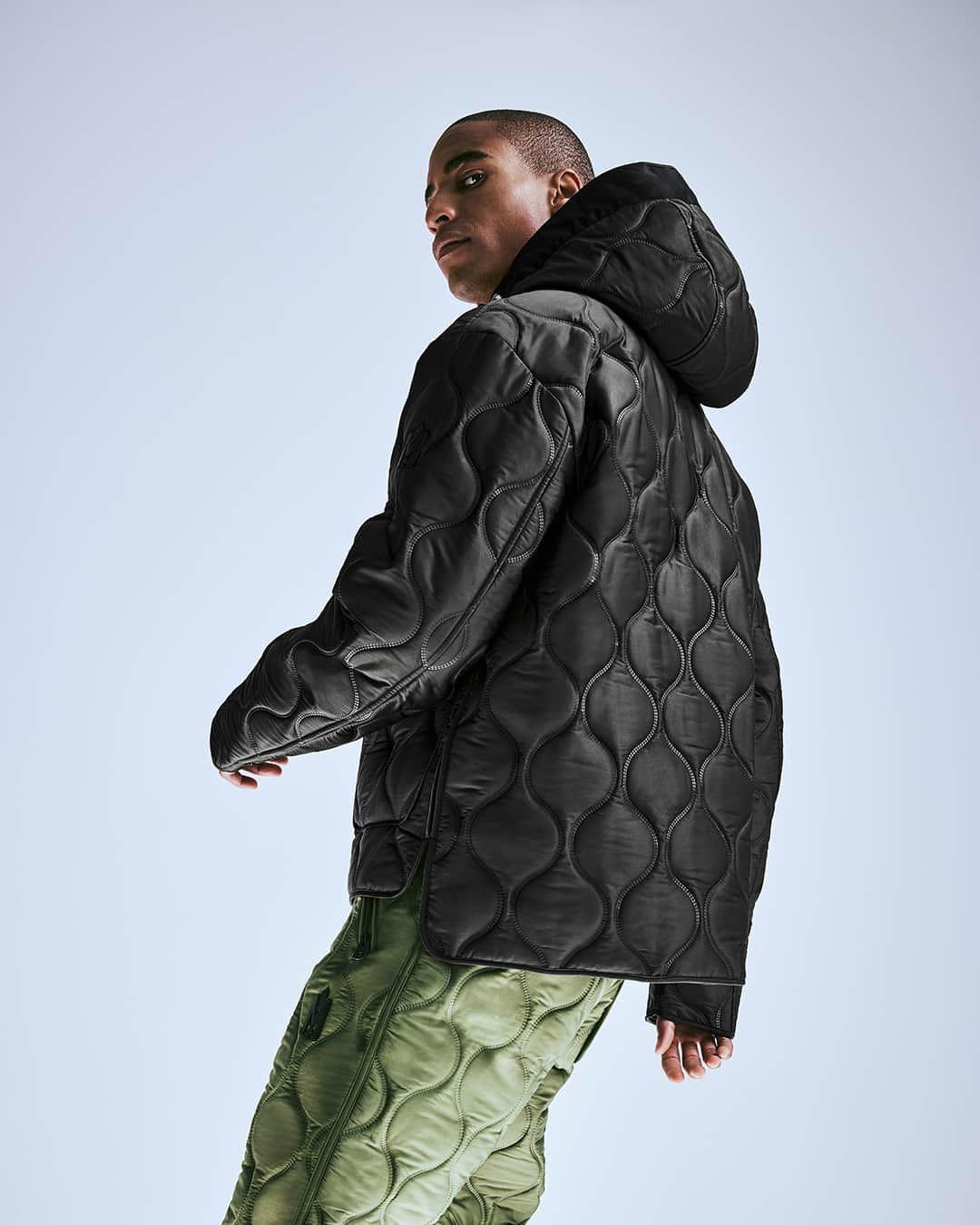 マッカージュのインスタグラム：「MODERN HERITAGE   GERRY, an oversized water-repellent technical jacket featuring heritage quilting throughout—designed with style and functionality in mind. The high-low hemline creates a modern silhouette with an M logo appliqué and tonal secondary fabric detailing. Large patch pockets and inside pockets offer storage in lieu of a small bag. Keep your essentials close at hand and stay warm with a touch of nostalgic quilting.  More on MACKAGE.COM  #MACKAGE #MONDEMACKAGE」