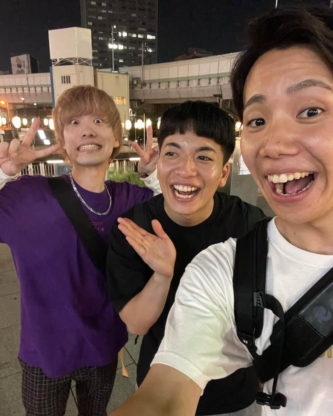 のインスタグラム：「オリハルコンの加藤さんに連れてってもらった🥹  加藤さんと初めてくらいしっかりとお話しさせてもらったけどあまりにも『主人公』✨こんな綺麗な心を持った人いるのかってなった。俺はときヲのことも『主人公』やなぁって思ってたけど、ときヲは邪悪な心もしっかりと持ってるから『ザ・人間』であって主人公ではないのか。『ザ・人間』で『ザ・布団』さんを連想した人がどれだけいるのか。そんなことはどうでもよくて、邪悪な心を持った人間が主人公の作品もあるよね。加藤さんとときヲは違うタイプの主人公なんだってなった日でした。」