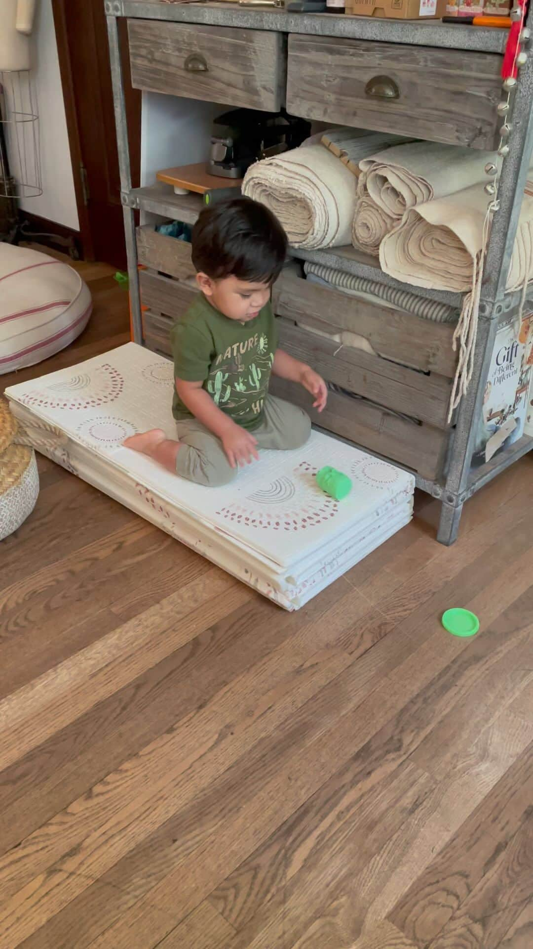 ガブリエル・アンウォーのインスタグラム：「Elias discovers Play Dough!!! Fascinating! @melissacalvillo_ @shareefmalnik」